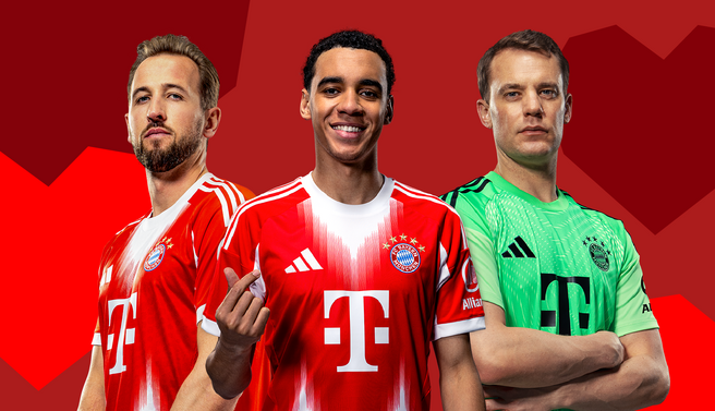Tres jugadores del Bayern Múnich posan juntos. El primero, a la izquierda, lleva una camiseta roja y tiene una expresión seria. El del centro sonríe y también viste una camiseta roja. El de la derecha usa una camiseta de portero verde, con una mirada firme. Fondo rojo.