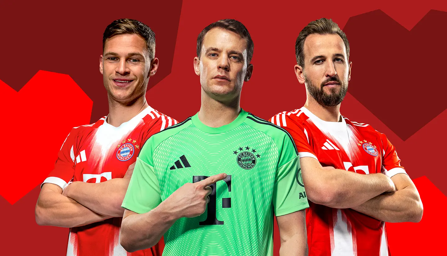 Tres futbolistas del Bayern Múnich posan juntos: a la izquierda, un jugador con camiseta roja; en el centro, un portero con camiseta verde que señala su pecho; y a la derecha, otro jugador con camiseta roja. El fondo es de color rojo.