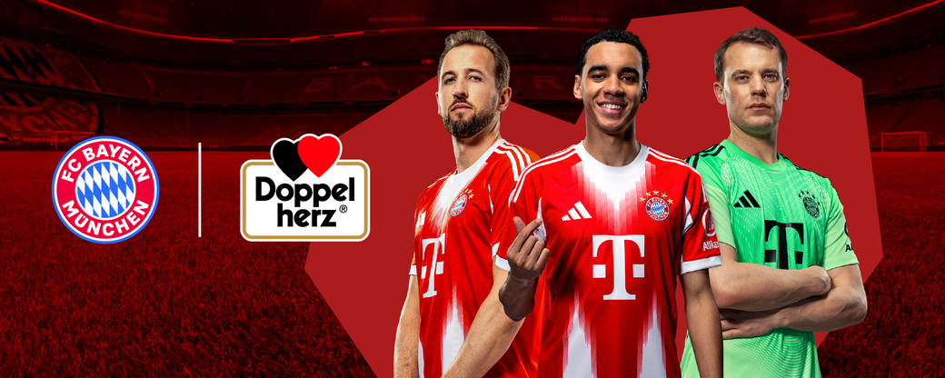 Tres jugadores del FC Bayern Múnich posan en uniforme. Uno lleva camiseta roja y blanca, otro también lleva camiseta roja y un tercero viste de portero en color verde. Detrás se observa un fondo de estadio en tonos rojos y el logotipo de la marca Doppelherz.