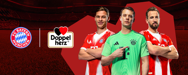 Imagen promocional del FC Bayern Múnich con tres jugadores de fútbol en uniformes rojos y verdes. El logo del club y el de Doppelherz se encuentran a la izquierda. El fondo presenta un estadio y un campo de fútbol. La imagen destaca a los jugadores en una postura de confianza.